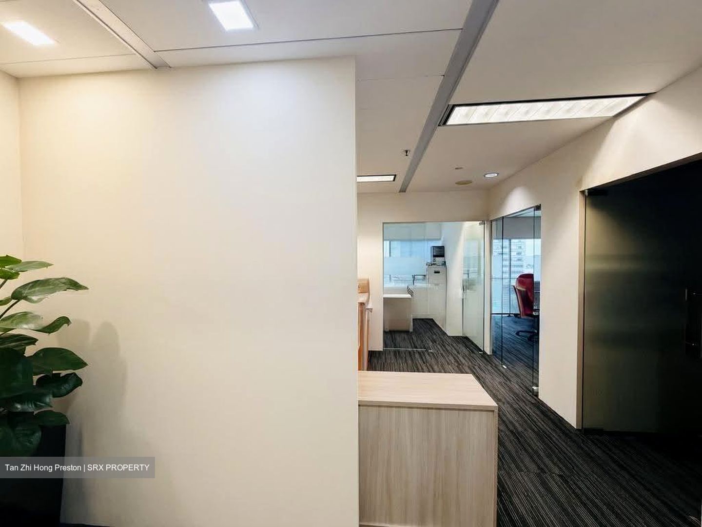 Gateway East (D7), Office #627359931